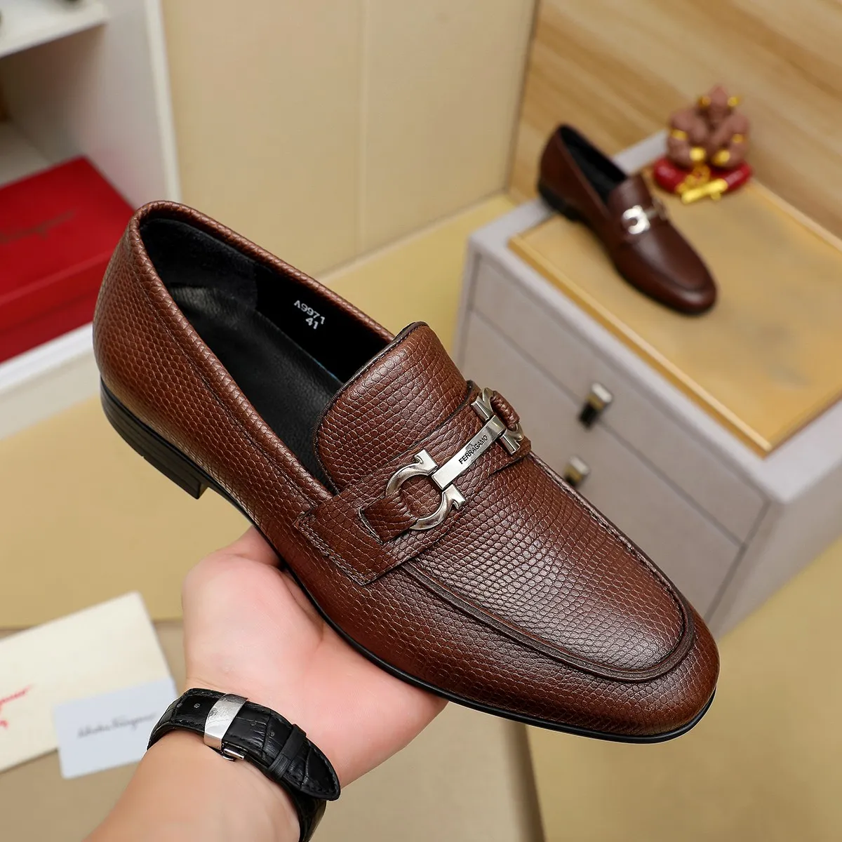 Men's shoes 250 🕷🕷🐂【Ferragamo】Ferragamo Popular fashionable casual shoes🇨🇳Official website counter 1:1 production, original mold opening💯Good quality can be seen, imported high-end first-layer pebbled calfskin, water-dyed🐂leather lining🌿very clear texture, high-quality waterproof, non-slip and wear-resistant outsole🎋high quality and low price, truly handmade🍓, color optional! Code number 38-44 (45. To be customized)
